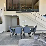Luxurious Maisonette With Pool & Hot Tub In 沙拉