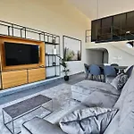 Luxurious Maisonette With Pool & Hot Tub In 公寓