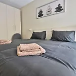 Luxurious Maisonette With Pool & Hot Tub In 公寓 *