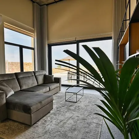 Apartman Luxurious Maisonette With Pool In