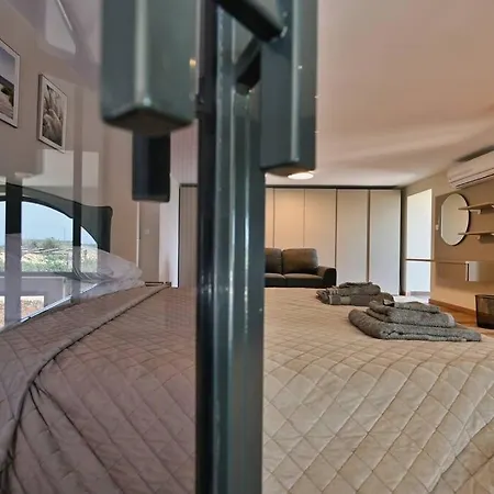 Luxurious Maisonette With Pool & Hot Tub In شقة *