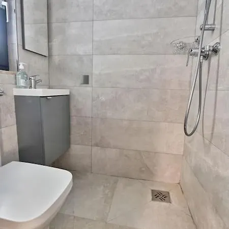 Luxurious Maisonette With Pool In