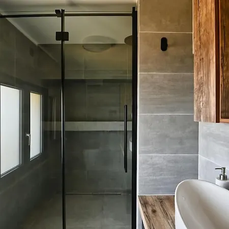 Luxurious Maisonette With Pool In
