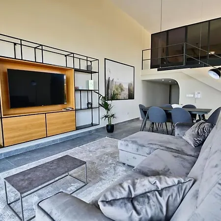 Luxurious Maisonette With Pool & Hot Tub In 公寓