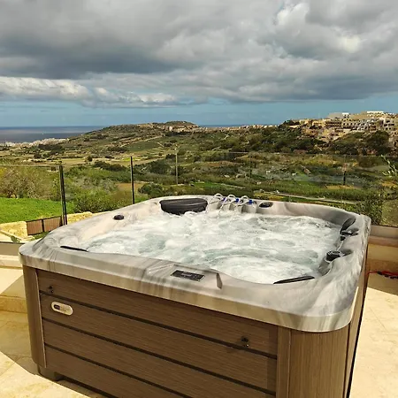 Luxurious Maisonette With Pool & Hot Tub In 沙拉