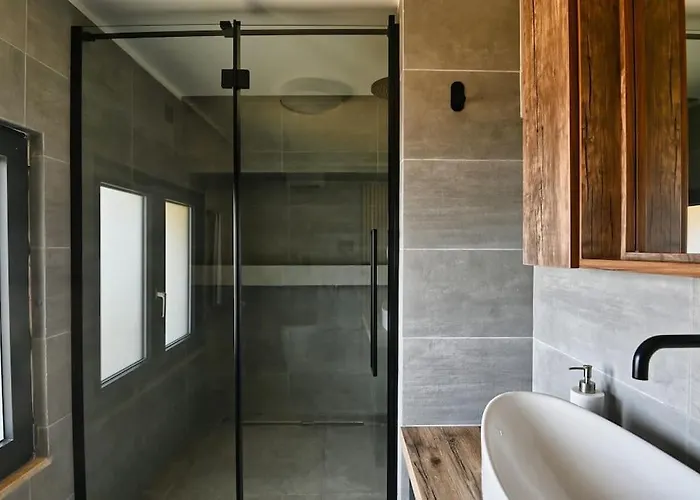 Luxurious Maisonette With Pool & Hot Tub In